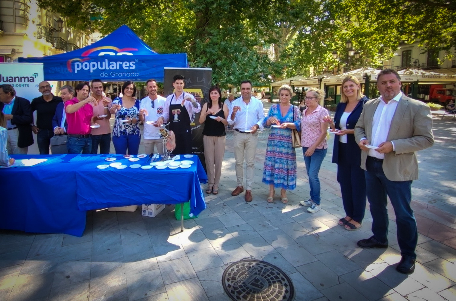 El PP muestra su apoyo a la IGP del Jamón de Trevélez con una recogida de firmas en Granada